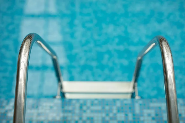 Pool med trappa och blått vatten — Stockfoto