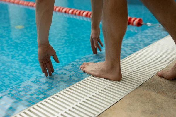 Esportista pronto para saltar para a piscina — Fotografia de Stock