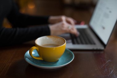 Kadın eller bir laptop klavye çalışma metin yazarak