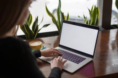 Kadın Freelancer Cafe laptop tarafından çalışan, bilgisayar PC 'de boş ekran