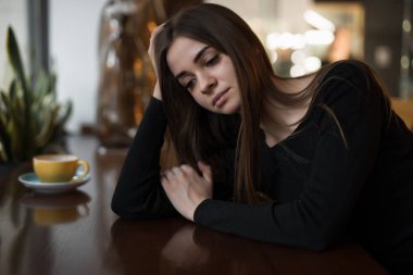 Kafede güzel kadın portresi