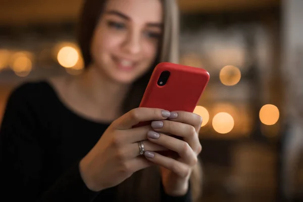 ผู้หญิงใช้สมาร์ทโฟนมือถือในคาเฟ่ — ภาพถ่ายสต็อก