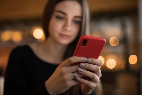 Kafede mobil akıllı telefon kullanan kadın