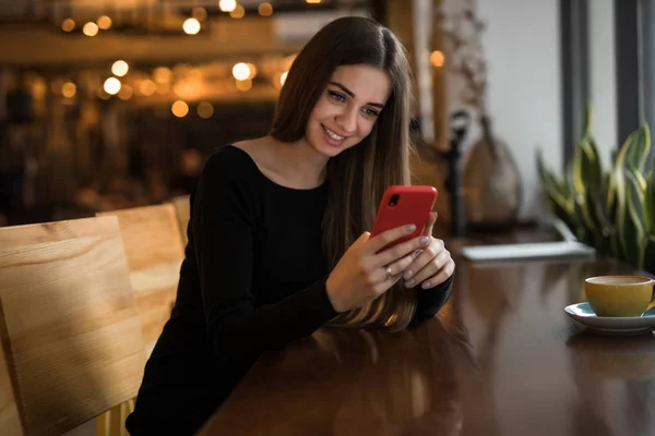 カフェでモバイルスマートフォンを使用している女性 — ストック写真