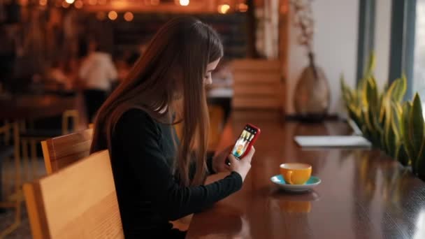 Mulher blogueira fotografar xícara de café para sua conta social sentado no café — Vídeo de Stock