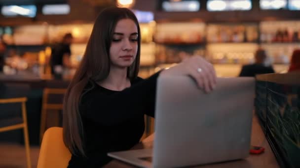 Mulher trabalhando por laptop sentado em um café — Vídeo de Stock