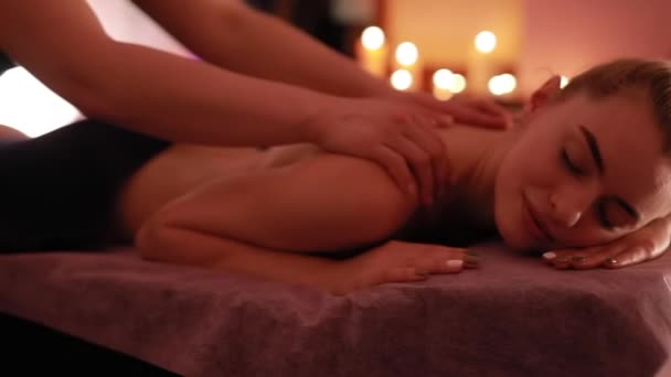 Massage behandling i skönhets salongen. Wellness, hud vård. — Stockvideo