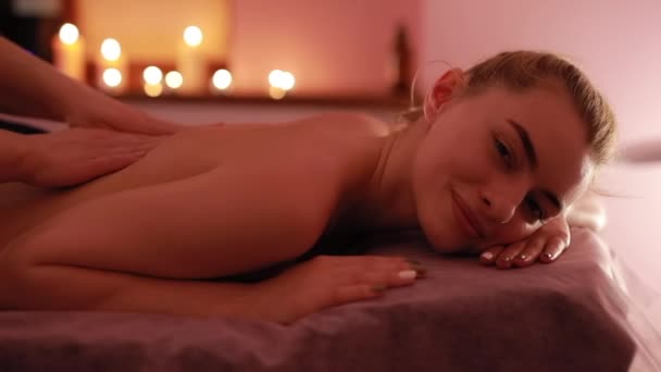 Massage behandling i skönhets salongen. Wellness, hud vård. — Stockvideo