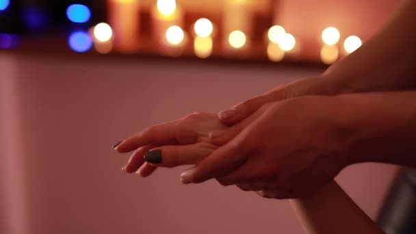 Masaje de mano, procedimiento de tratamiento en salón de belleza. Bienestar, cuidado de la piel . — Vídeos de Stock