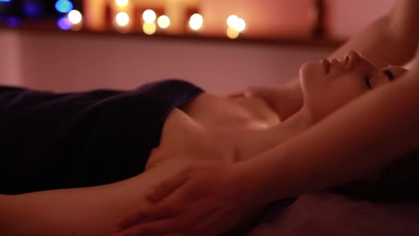 Massage treatment face procedure in beauty salon. Wellness, skin care. — Stock Video