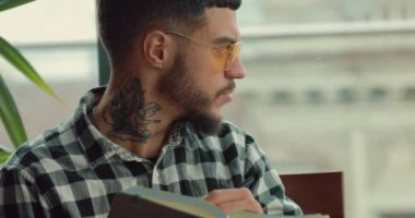 Genç adam yaratıcı fikir yazma veya Notebook içine gelecekteki gün planlama