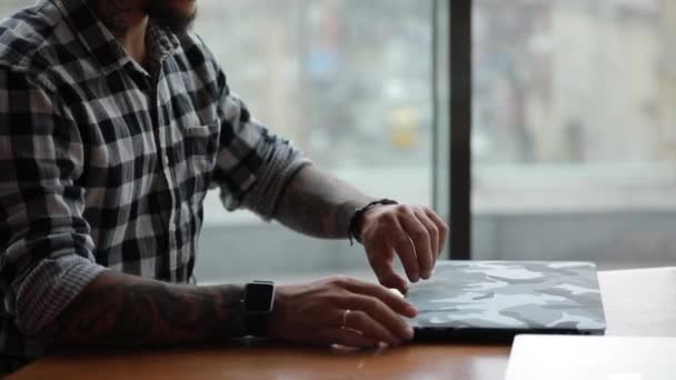 Stijlvolle knappe man freelancer werken door laptop computer zittend in café — Stockvideo