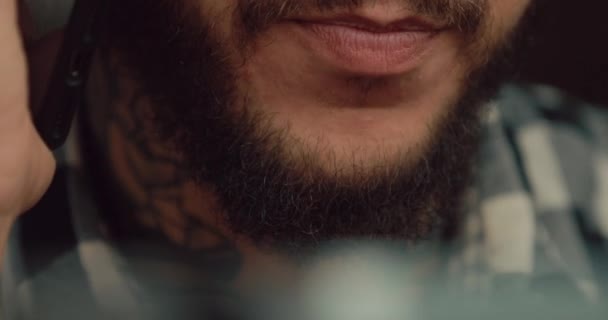 Close-up van mannen mond gesprekken door smartphone zittend in Cafe, zakelijke communicatie — Stockvideo
