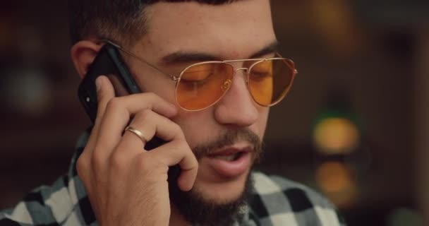 Hombre habla por teléfono inteligente sentado en la cafetería, comunicación de negocios — Vídeos de Stock