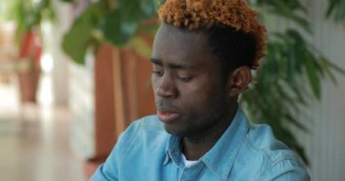 İş Fikirleri paylaşma kafede dizüstü bilgisayar kullanan Afrikalı-Amerikalı adam