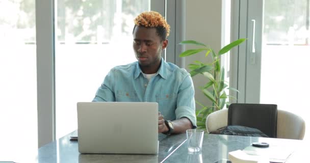 Afrikanisch-amerikanischer Geschäftsmann nutzt Laptop-Computer, hat Probleme und telefoniert mit seinem Chef — Stockvideo