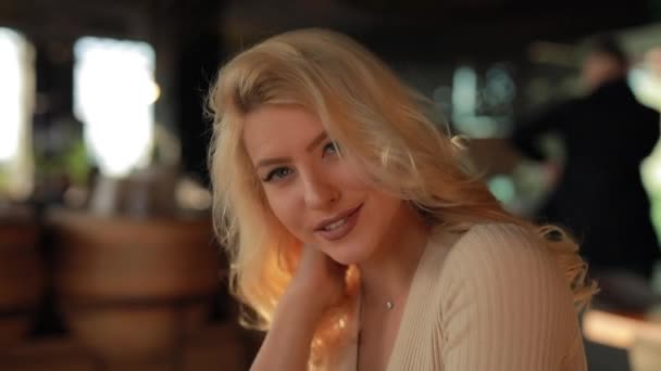 Sexy mulher atraente tocando cabelo sentado no café olhando para mim, flertando e coquete — Vídeo de Stock