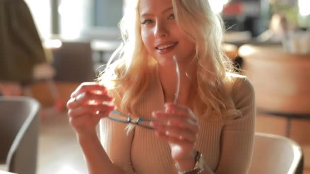 Pretty sexy vrouw glimlachend portret in Cafe naar me te kijken in slow motion, aantrekkelijke mooie dame — Stockvideo