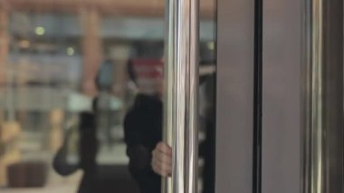 Şık kadın alışveriş merkezinden çıkar