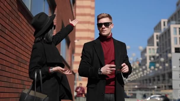 Elegante pareja de turistas tomar una foto de las atracciones europeas en la ciudad — Vídeo de stock