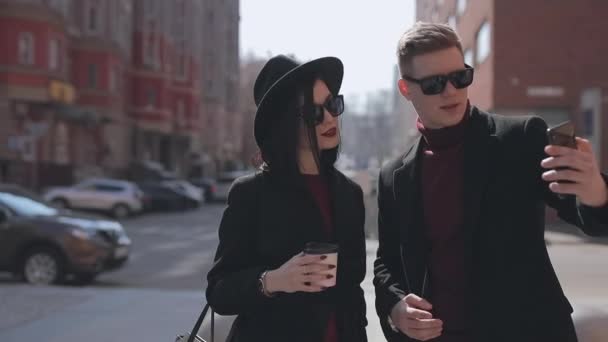 Elegante giovane coppia di turisti facendo selfie in strada della città — Video Stock