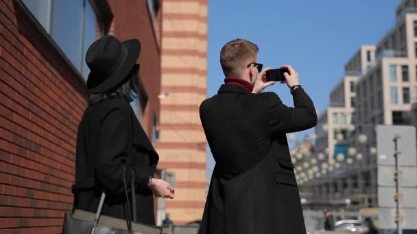 Elegantes turistas casal tirar uma foto de atrações europeias na cidade — Vídeo de Stock