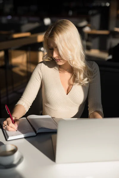 Сексуальна жінка використовує ноутбук ПК, сидячи в кафе — стокове фото