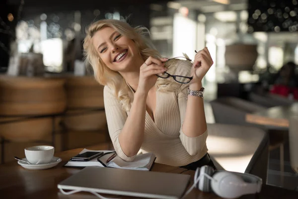 Sexy mujer de negocios rubia sonriendo retrato —  Fotos de Stock