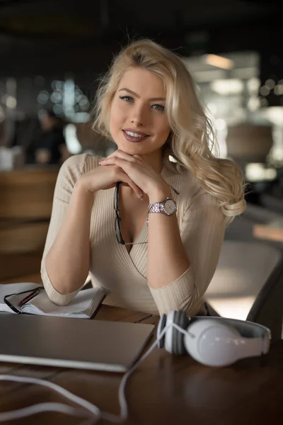 Sexy mujer de negocios rubia retrato —  Fotos de Stock