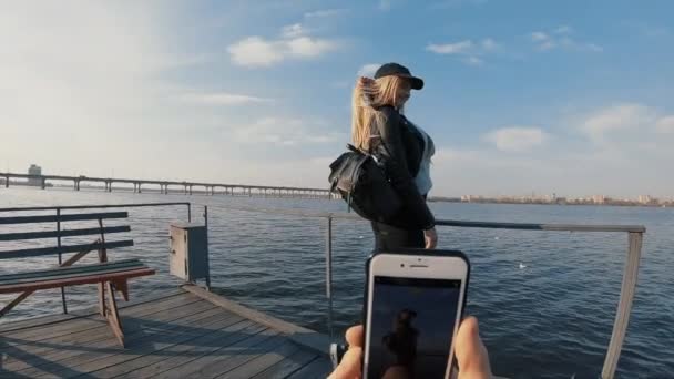 POV, uomo che fotografa una ragazza al fiume — Video Stock