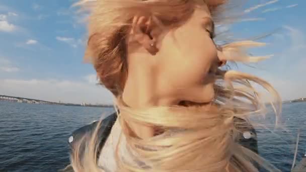 Женщина бросает волосы в замедленной съемке — стоковое видео