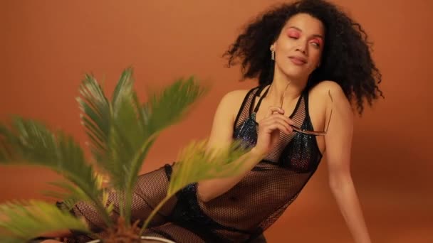 Mooie vrouw poseren in Studio op Orange background — Stockvideo