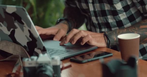 Pria tangan pekerja lepas bekerja dengan laptop komputer di cafe closeup — Stok Video