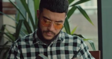 Genç adam yaratıcı fikir yazma veya Notebook içine gelecekteki gün planlama