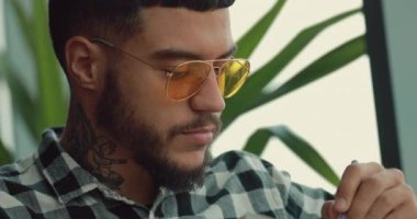 Genç adam yaratıcı fikir yazma veya Notebook içine gelecekteki gün planlama