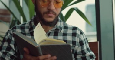 Genç adam yaratıcı fikir yazma veya Notebook içine gelecekteki gün planlama