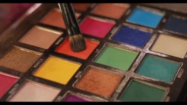 Makyaj paleti, turuncu renkte daldırma fırçası