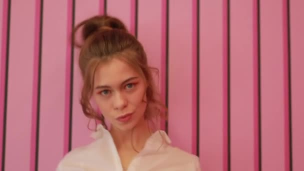 Menina posando perto de parede rosa — Vídeo de Stock