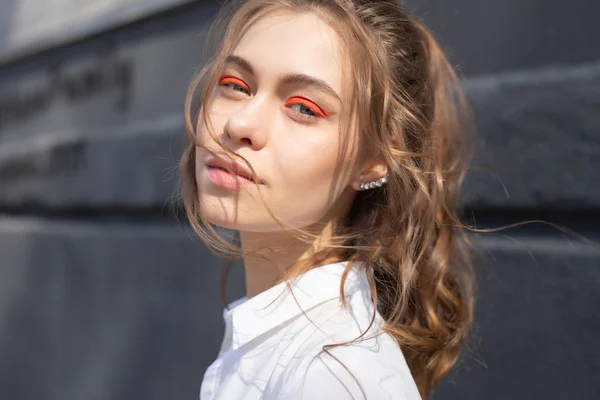 Pěkná dívka s kreativní make-up — Stock fotografie