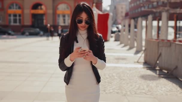 Asian kobieta za pomocą aplikacji w smartfonie w mieście — Wideo stockowe