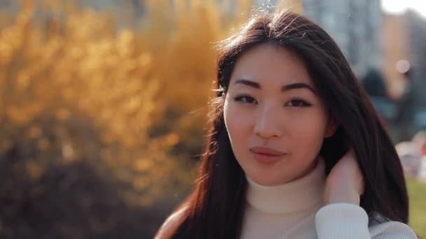 Mujer asiática inclinada cabeza en la mano — Vídeo de stock