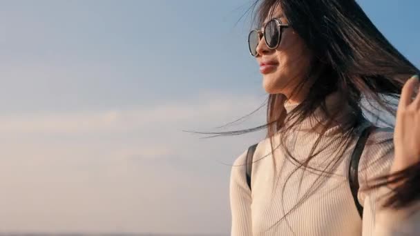 Tranquilidad y relajación, mujer descansando mirando al cielo — Vídeos de Stock