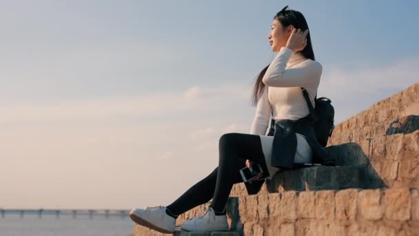 Tranquilidad y relajación, mujer descansando mirando al cielo — Vídeos de Stock