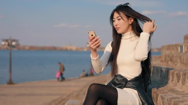 Asiatique femme faire selfie seul — Video