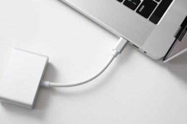 USB tipi-c kart okuyucu dizüstü bağlantı noktasına bağlı