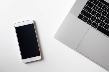 Dizüstü Klavye yakınında boş akıllı telefon ekranı