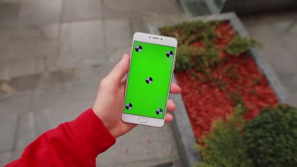 POV, écran vert blanc de smartphone dans une main masculine à la ville