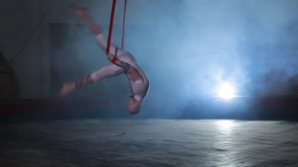 Profesionální cirkusová umělcem zobrazující úžasný kaskadérský stav — Stock video