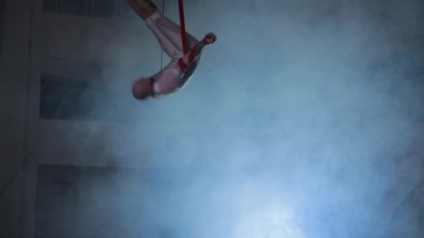 Artista de circo profesional mostrando acrobacias impresionantes en el escenario — Vídeo de stock