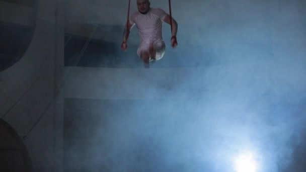 Profesjonalny cyrkowy wykonawca pokazując niesamowite Stunt na scenie — Wideo stockowe